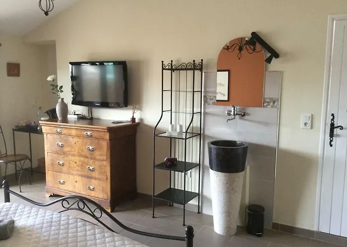 לינה וארוחת בוקר Les Secrets Du Mistral